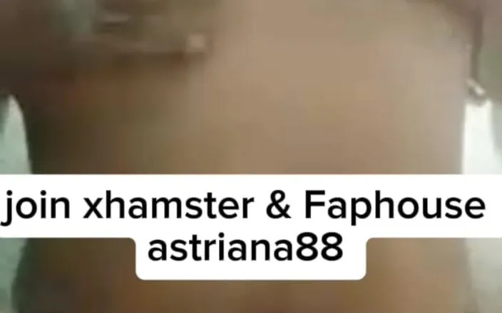 Astriana88: Bathing While Masturbating