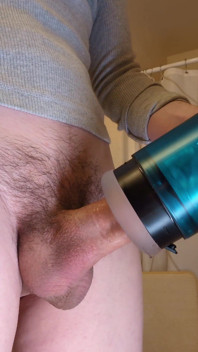 Spinnend speeltje melkt een enorme cumshot uit mijn pik