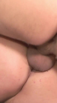 Sexy a vždy sexy kundička je ošukaná dvěma ochotnými ptáky