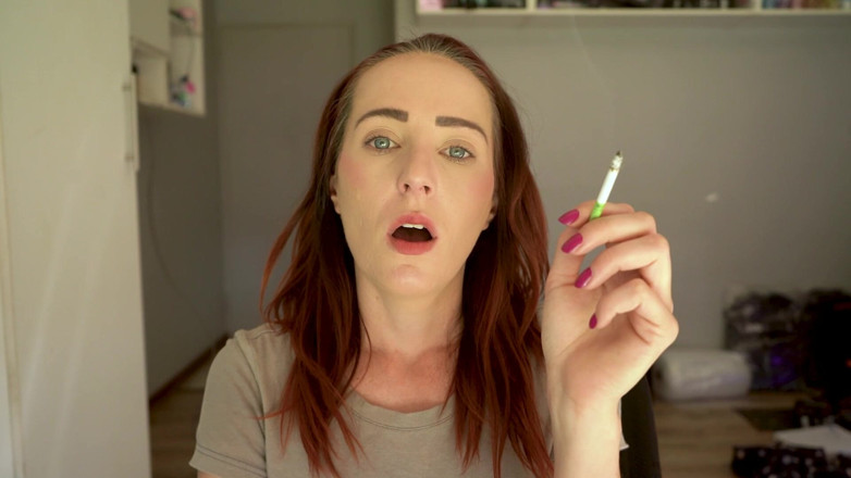 Alicia Robertz: Sexy primer plano fumando