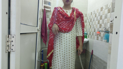 Saarabhabhi6: Adik tiriku mergokin aku lagi mandi diam-diam dan dientot habis-habisan...