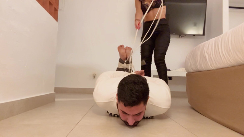 Latina Fetish: La sessione in tempo reale di una rigida hogtie con...