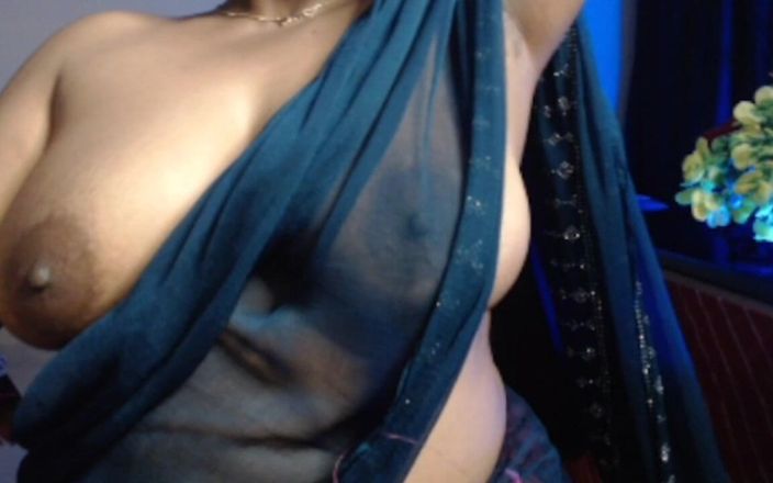 Hot desi girl: 솔로 섹시한 거유 소녀 오픈 브라와 커버 천과 섹스 쇼에서 젖탱이를 볼 수 있습니다.