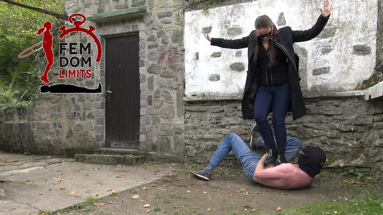 femdomlimits: 奴隶被橡胶靴狠狠踩踏