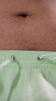 Looner condón chupando Camilo Brown condones inflados con su gran polla sin cortar y lame su propio semen del condón