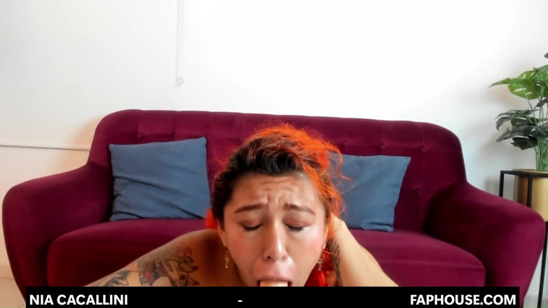 Nia Cavallini: Девушка С Разноцветными Волосами Делает Большую Глубокую Глотку P1