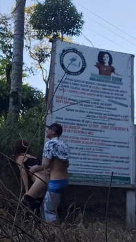 Pemandu aplikasi wanita menghentikan kereta di luar rumah untuk dengan penumpang!