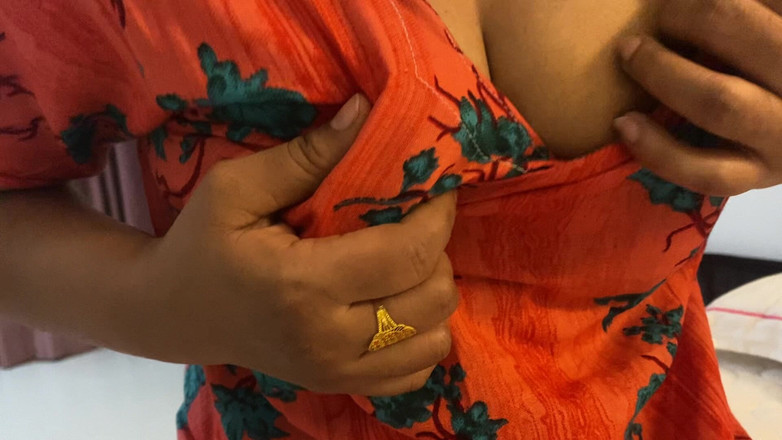 Arabicqueen: Arabisches mädchen drückt zu hause ihre dicken möpse mit sexy...