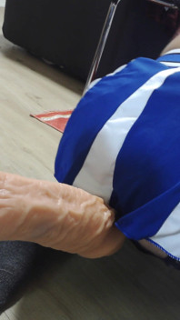 Mesin sialan dengan dildo besar meniduri saya dengan cepat dan keras sehingga orgasme!