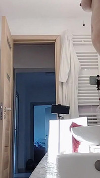 Sexy ehefrau rasiert ihre muschi und haare.
