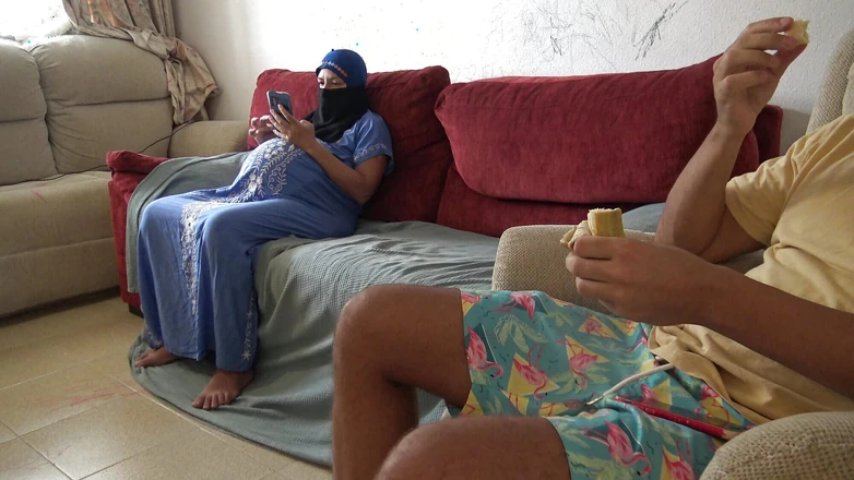 Souzan Halabi: Мусульманская мачеха потрясена! Я достаю свой огромный член для камшота-сюрприза!