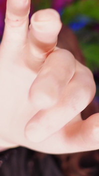 Asmr: Rippade latexhandskar Arya Grander