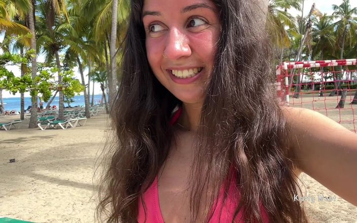 Katty West: Gadis mesum ini lagi asik kencing di pantai umum sambil...