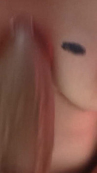Tittenfick Mit Einem Riesigen Dildo