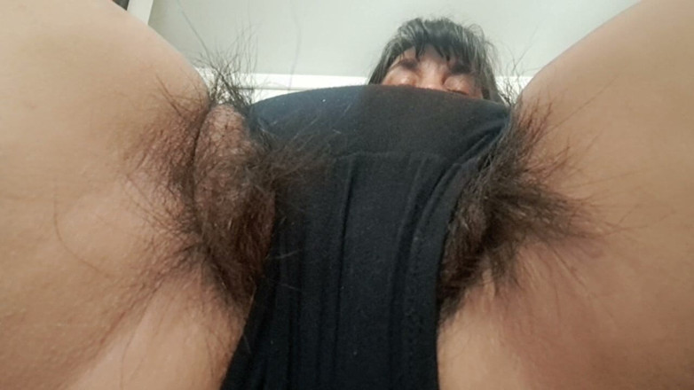 Mommy big hairy pussy: MILF mit schmutzigen Höschen