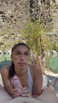 Ho preso Whoopsy a fare una passeggiata lungo il fiume e ho deciso di smettere di smettere per poter giocare con il suo cazzo mentre sdraiato al sole!