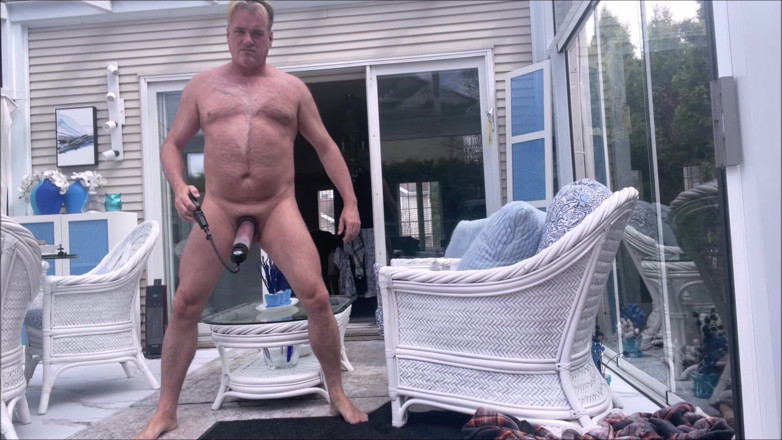 Dom Rod: Fusto Amico-orso nudo prende il sole in veranda 5
