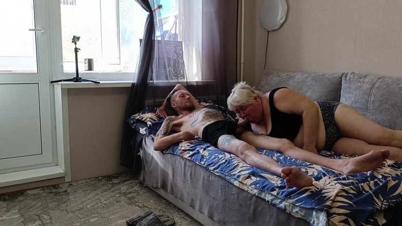 Zona901: Утро началось с минета и заполнения рот моей мачехи мясистой спермой