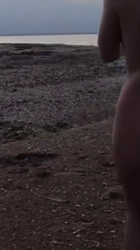 Tirando a roupa na praia pública