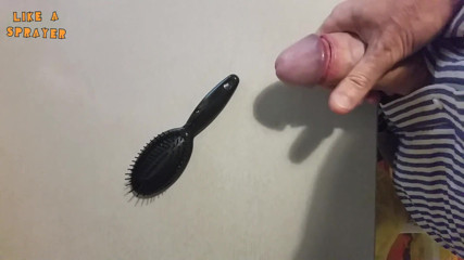 Like a sprayer: Branlette et éjaculation sur une brosse à haribrush
