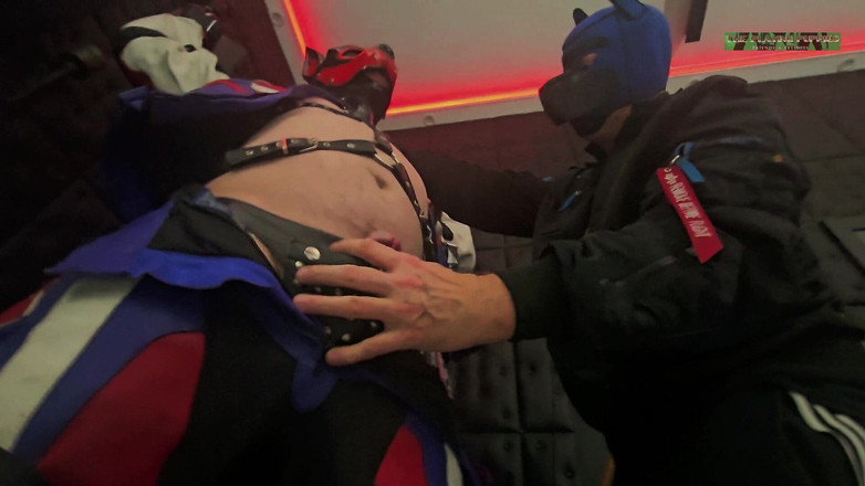 The Playing Puppies: cewek sange ini dientot habis-habisan di kayu salib bagian 2