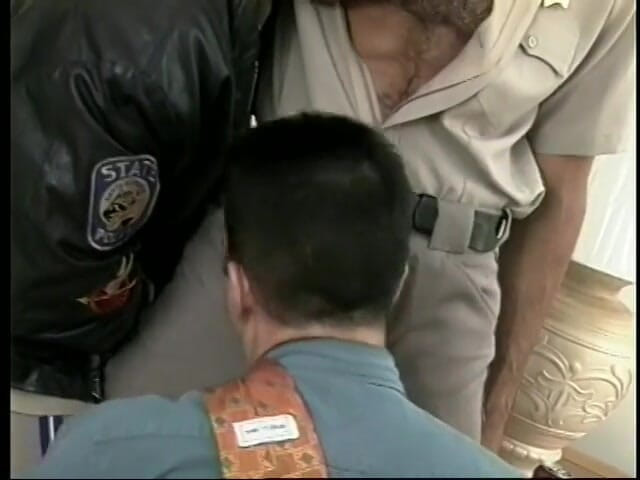 Gays Case: Ein paar männer lutschen sich während der schwulen orgie den...