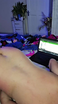 Chica caliente cachonda muestra su lado sucio y follando su culo con la lengua