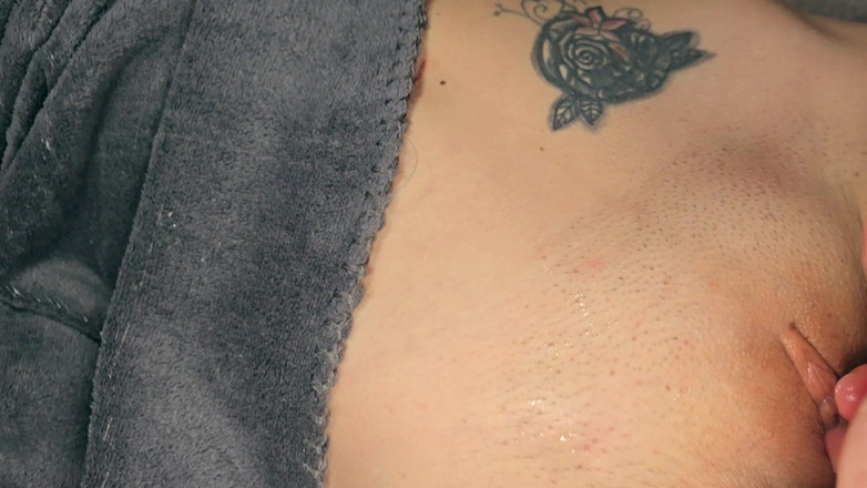 Labestiaylabella: Hermanastra disfruta de una metida de dedos en su vagina...