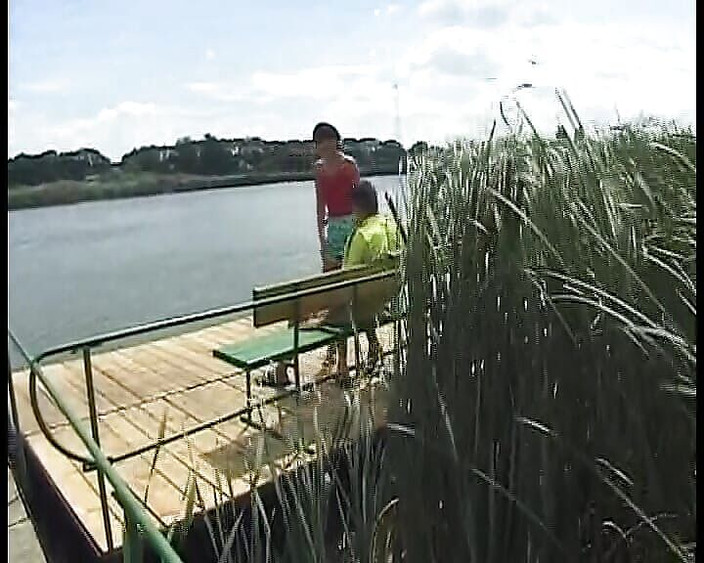 German Homemade: Kurvige deutsche schlampe genießt einen harten fick am see