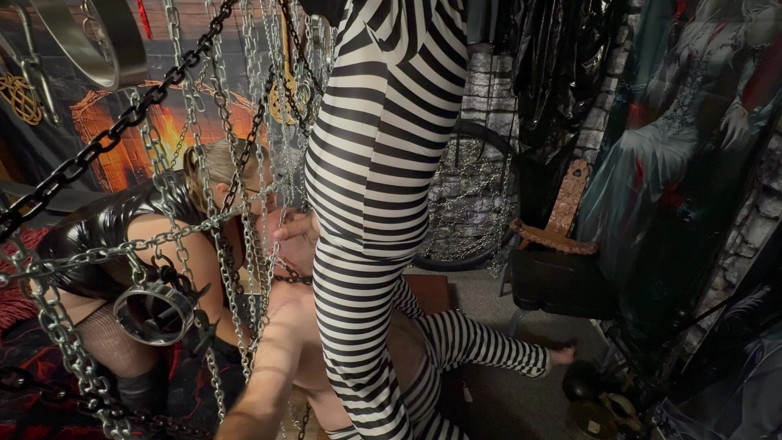 Aaexperiencesltd: Domina Satana met Booboo dans la cellule avec bien monté.