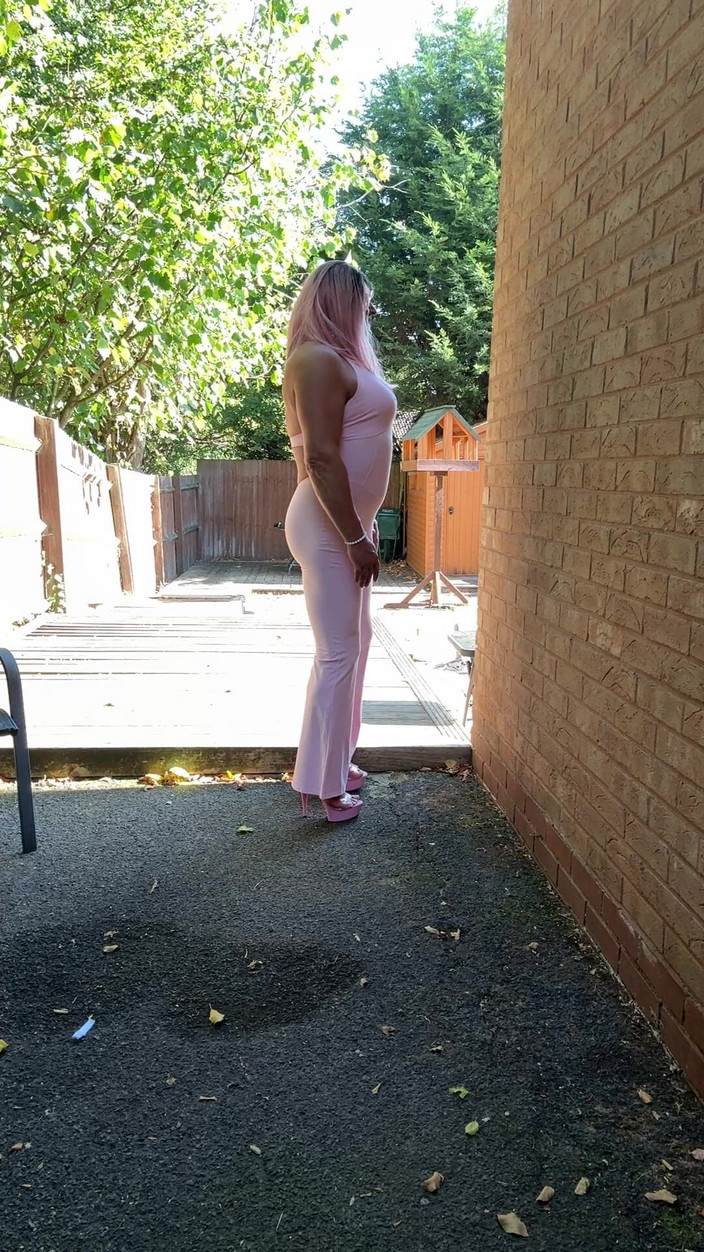 Kellycd2022: Transvestã¤t kellycd2022 im pinken jumpsuit und high heels