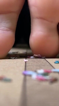 Giantess Smashing Little People na macie jogi