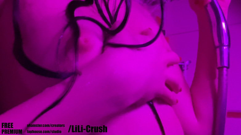 Lili Crush: Îmi place foarte mult să-mi mângâi pizda la duș