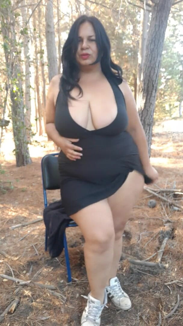 Riderqueen: Grandota sexy en bragas al aire libre montando en silla