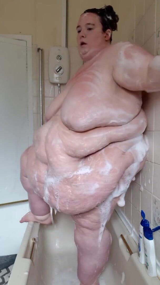 SSBBWLadyBrads: Une grosse déesse se lave