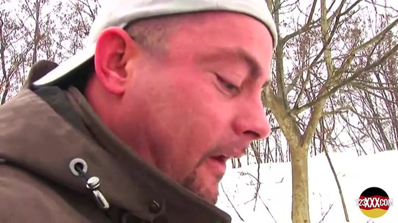 123XXX - 100% Amateurs: Une grande brune mince se fait draguer pour baiser