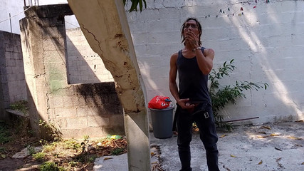 Raba erre elle: Pohledný cizinec se vrací a dovedně to sundala: Raba Vždy