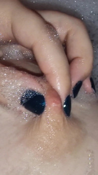 Mollige meid neemt een bad, bekijk close-up mijn grote borsten, tepels, geschoren poesje nat en zeep