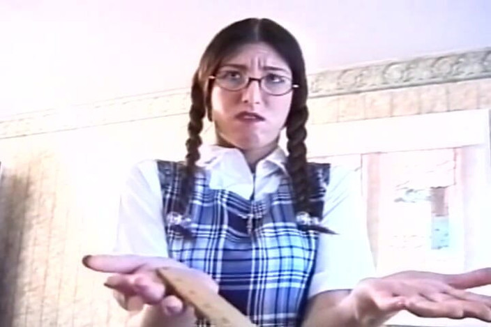 USA Fetish and Hardcore Clips: Stydlivá dospívající dívka roztahuje své zadky pro nějaký výprask