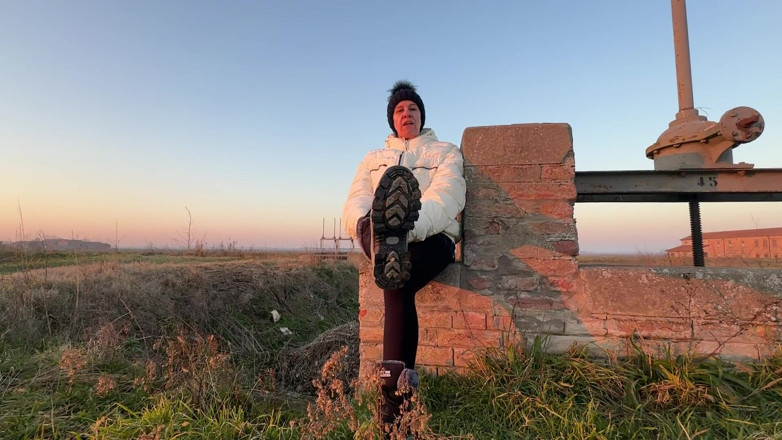 Bergami Melissa: Bestemmio Pesante Mentre Lecchi Il Fango Dagli Stivali - Video All'aperto