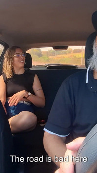 Un passager nu dans Uber Ride se fait sucer et suce également.