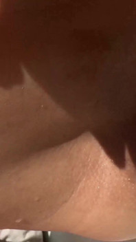 Mencukur memek. Axell si bintang bokep perancis dengan memek muasin memeknya supaya bisa direkam di film porno