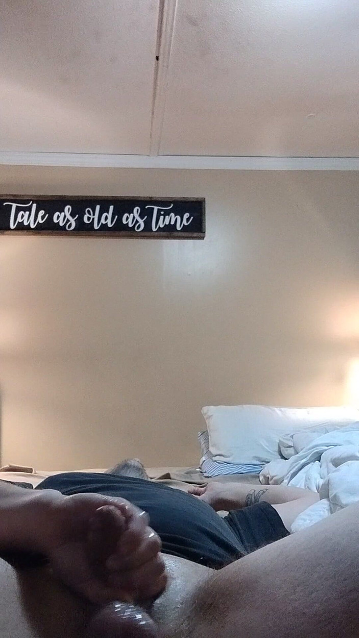 Mofarmer92: Il patrigno arrapato si accarezza