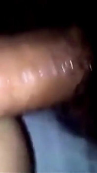 Wzięła dużego kutasa w ciasną dupę i drżała, nie będąc w stanie go wziąć. Młoda dziewczyna się rozluźniła