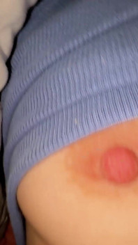 Oskuld brud pumpade hennes bröstvårtor för den första natten med sin brudgummen