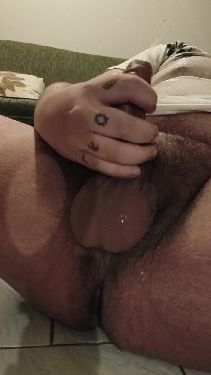 tonythecubbie: Močí na mě při masturbaci