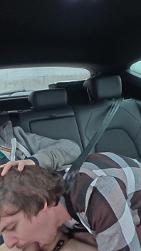Deux Hetero Se Suce Et Essaye De Baiser a L'arrière D'une Voiture