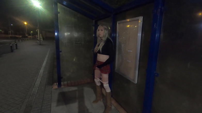 The Midnight Minx: Stripteuză x la adăpost în autobuz
