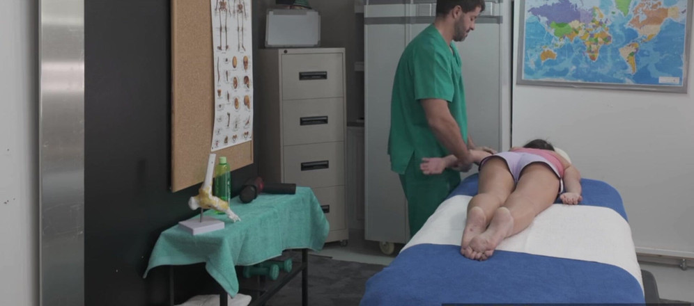 Gina Ferocious: Latina naturelle aux gros seins baisée par une masseuse excitée...