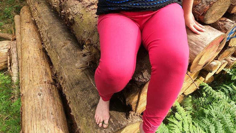 Bouncy Tits Action: Seni e vagina utilizzati sulla pila di legno